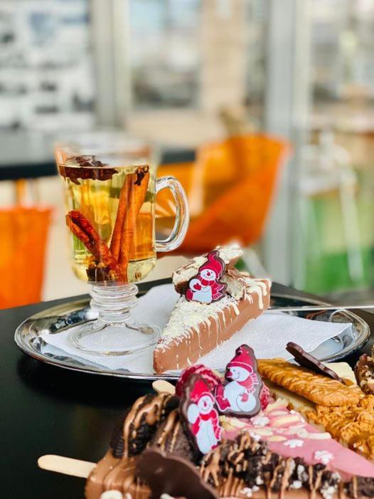Aerocafe 호텔 파르티잔스케 외부 사진